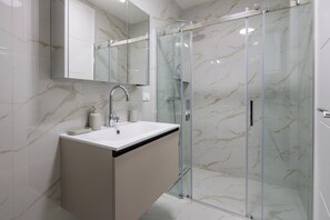 Shower, hair dryer, towels - Rijeka City Studio Adialuxe S2, Rijeka, Croatia (Rijeka)