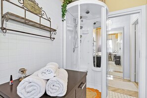 Douche, bidet, serviettes fournies