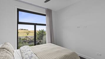 5 bedrooms, free WiFi, bed sheets