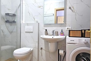 Shower, hair dryer, towels - Albina Apartment - 118, Sarandë, Albania (Sarandë)