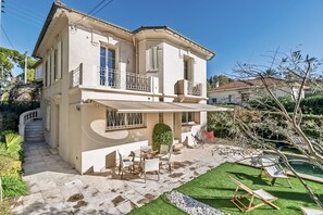 Outdoor dining - Villa Marie by Terry's Homes (Cannes)