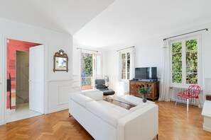TV - Villa Marie by Terry's Homes (Cannes)