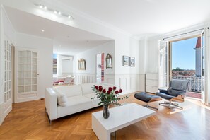 TV - Villa Marie by Terry's Homes (Cannes)