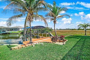 Property grounds - Spacious 4-bedroom, 2 Bathroom Gulf Access Pool Home. (Cape Coral)