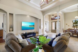 Smart TV, fireplace - Spacious 4-bedroom, 2 Bathroom Gulf Access Pool Home. (Cape Coral)