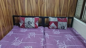 Triple Room - Shivanjali Bhakt Niwas (Ujjain)