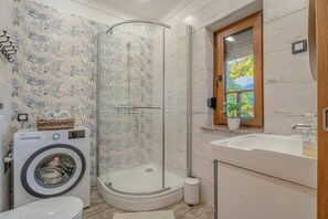 Douche, serviettes fournies