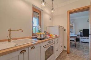 Fridge, oven, stovetop, coffee/tea maker