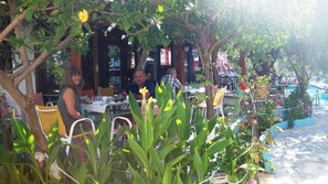 Khu ẩm thực ngoài trời