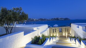 A coastal hotel with a view of the sea and a distant island. - Delight Boutique Hotel & Spa (Mykonos)