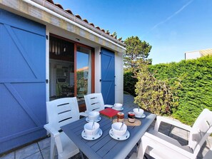 Outdoor dining - Bois Soleil by Interhome (Saint Palais sur mer)