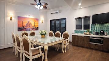 Basic Room, City View | Dining