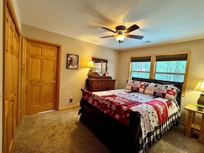 3 makuuhuonetta, työpöytä, silitysrauta/-lauta, vauvan matkasänky