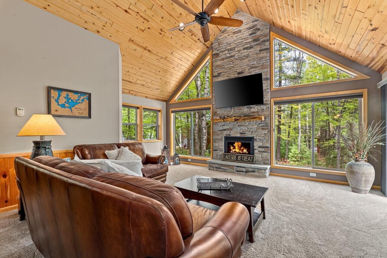 تلفزيون ذكي، مدفأة، كُتُب، ستيريو