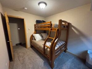 3 chambres, bureau, fer et planche à repasser, lit parapluie