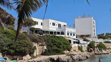 Am Strand, weiĂer Sandstrand, LiegestĂŒhle, Sonnenschirme