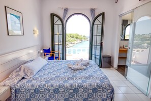 Kahden hengen superior-huone, parveke, merinäköala | Minibaari, työpöytä, vauvansängyt, ilmainen Wi-Fi