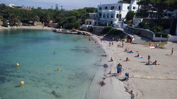 Ubicación a pie de playa, arena blanca, tumbonas y sombrillas