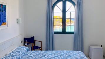 Standaard tweepersoonskamer, uitzicht op zee | Een minibar, een bureau, babybedden, gratis wifi