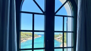 Un ventanal arqueado grande con vista a la costa.