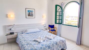 Standaard tweepersoonskamer, uitzicht op zee | Een bureau, gratis wifi