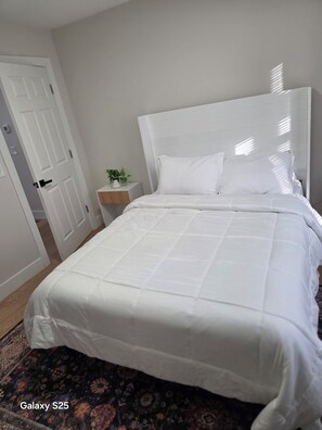 Tabla de planchar con plancha, wifi, ropa de cama