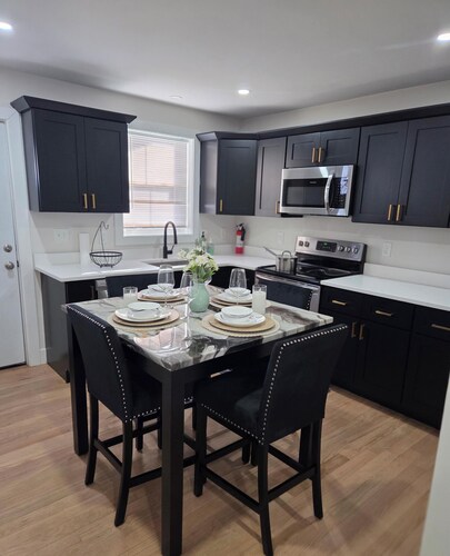 3-bedroom apartment in perfect Providence with cool AC