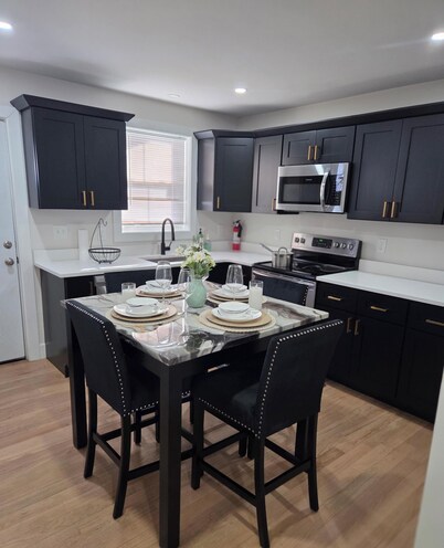 3-bedroom apartment in perfect Providence with cool AC