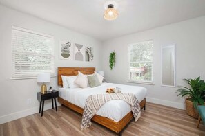 Escritorio, tabla de planchar con plancha, wifi y ropa de cama 