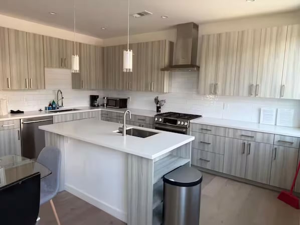 Microwave, oven, stovetop, dishwasher - Brand newl 4-bedroom 3 ba townhome best location Redwood City (Redwood City)