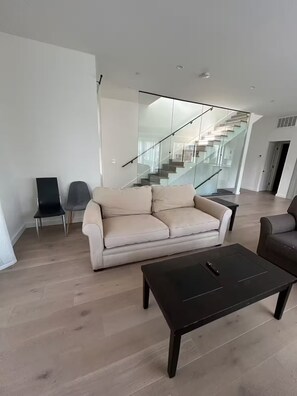 Interior - Brand newl 4-bedroom 3 ba  townhome best location Redwood City (Redwood City)