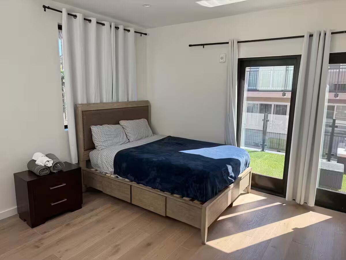 4 多间卧室、熨斗/熨衣板、上网接入、床单