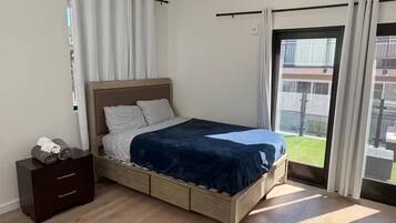 4 slaapkamers, een strijkplank/strijkijzer, internet, beddengoed