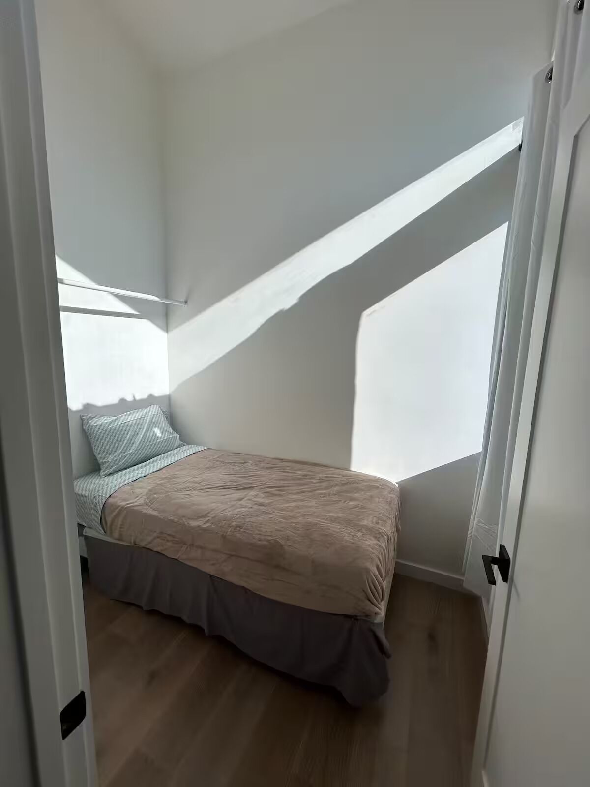 4 bedrooms, iron/ironing board, Internet, bed sheets