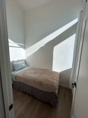 4 bedrooms, iron/ironing board, Internet, bed sheets - Brand newl 4-bedroom 3 ba townhome best location Redwood City (Redwood City)