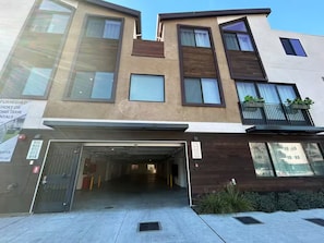 Exterior - Brand newl 4-bedroom 3 ba townhome best location Redwood City (Redwood City)