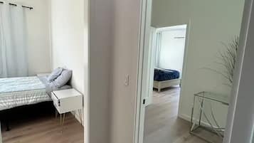 4 bedrooms, iron/ironing board, internet, bed sheets