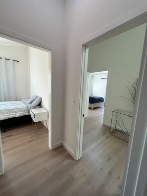 4 slaapkamers, een strijkplank/strijkijzer, internet, beddengoed