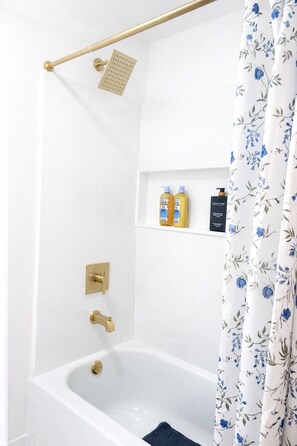 Secadora de cabello, toallas, jabón, papel de baño 