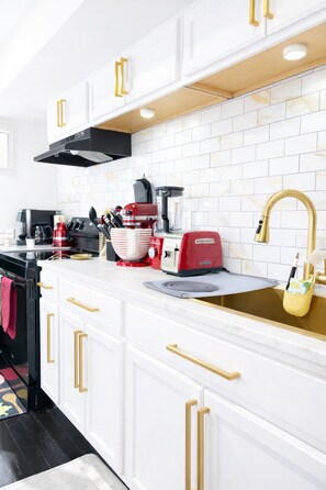 Private kitchen - Le petit Nid: Bright Executive Stay, Fully Furnished, Comfort from Day One. (Niles)