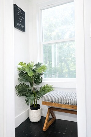 Interior - Le petit Nid: Bright Executive Stay, Fully Furnished, Comfort from Day One. (Niles)