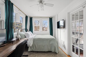 Iron/ironing board, WiFi, bed sheets - Midtown Gem • Walk to Parks and Trails w/ Parking (Atlanta)