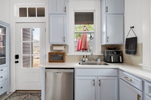 Private kitchen - Midtown Gem • Walk to Parks and Trails w/ Parking (Atlanta)