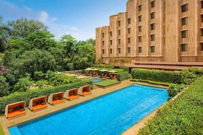 Outdoor pool - ITC Maurya, a Luxury Collection Hotel (New Delhi)