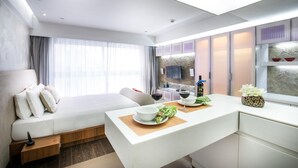 A modern hotel room with a bed, a dining area, and a kitchen. - V Wanchai Serviced Apartments (Hong Kong Island)