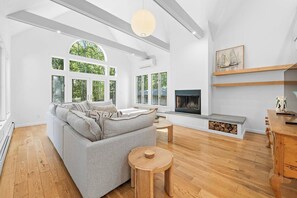 Smart-TV, Kamin, Arbeitsbereiche