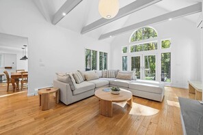 Smart-TV, Kamin, Arbeitsbereiche