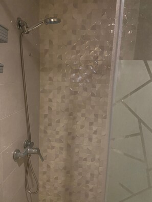 Regadera, toallas, jabón, papel de baño 