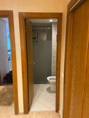 Shower, towels, soap, toilet paper - PANORAMIC VIEWS cozy 2 bedrooms 2 bathrooms apt in Mehdia Kenitra (Kénitra)