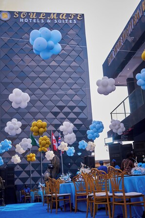 Outdoor dining - Soulmate Hotels & Suites Ojodu (Ojodu Berger)